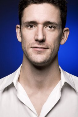 yakışıklı bir adam koyu arka plan üzerinde.