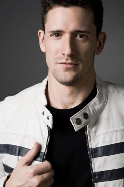 Beyaz deri ceketli yakışıklı adamı.