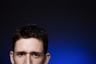 yakışıklı bir adam koyu arka plan üzerinde.