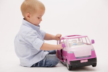 oyuncak araba ile oynarken sevimli çocuk.