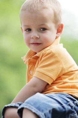 Küçük çocuk dışarıda güneşli gün sahiptir.