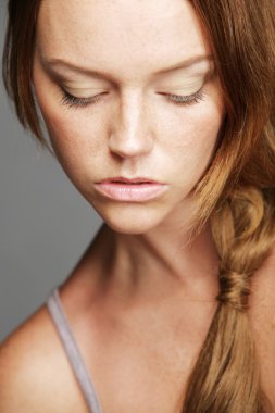 Uzun kıvırcık saçlı güzel manken. 