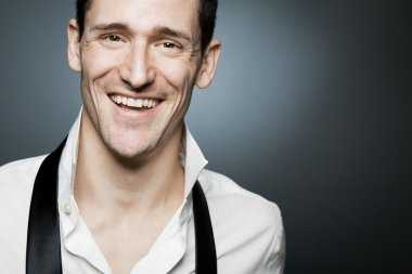 Beyaz gömlekli mutlu delikanlı.