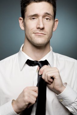 Emin yakışıklı kravatını sabitleme.