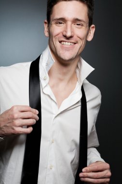 Beyaz gömlekli kendine güvenen genç işadamı