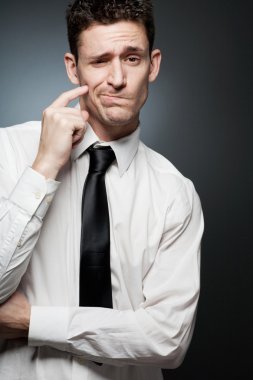 Harika bir fikir, beyaz gömlek düşüncesinde genç adam.