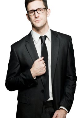 Pozitifliği ifade siyah elbiseli genç iş adamı. İzole.