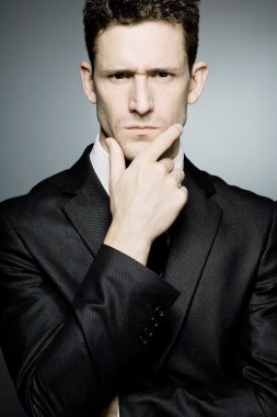 Siyah elbiseli güven ifade yakışıklı işadamı.