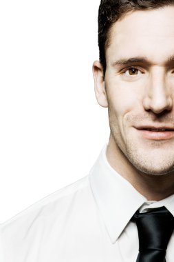 İşadamı emin poz ayakta. İzole.