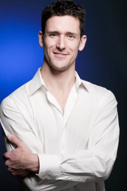 Beyaz gömlekli kendine güvenen delikanlı 