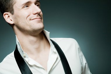 Beyaz gömlekli kendine güvenen delikanlı 