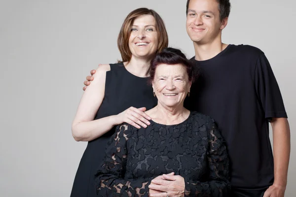 Großmutter mit erwachsener Tochter und Enkel. — Stockfoto