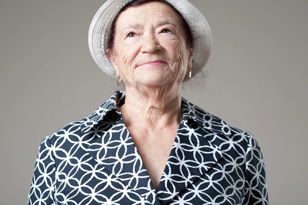 Dame âgée posant sur fond gris . — Photo