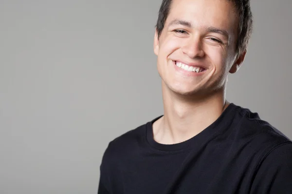 Bonito homem posando em camisa preta . — Fotografia de Stock