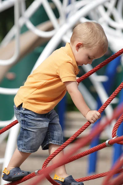 Küçük çocuk dışarıda güneşli gün sahiptir.