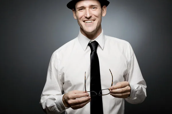 Jovem empresário feliz em camisa branca e chapéu preto . — Fotografia de Stock