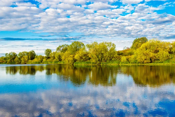 Jezero a mraky — Stock fotografie