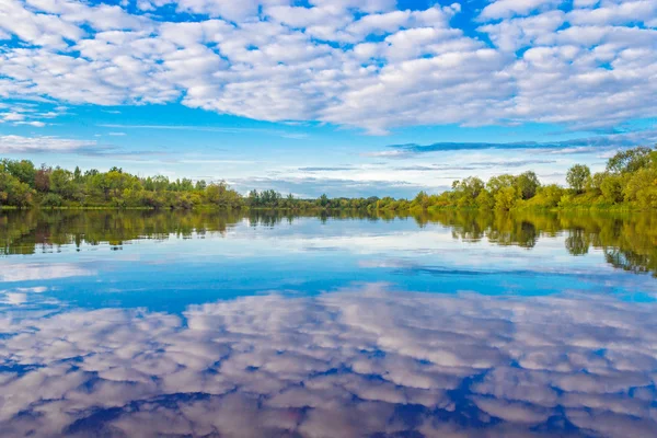 Järvi ja pilvet — kuvapankkivalokuva