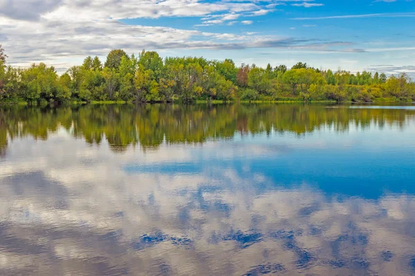 Jezero a mraky — Stock fotografie