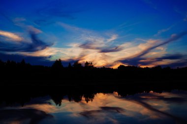 Akşam gökyüzü yansıma
