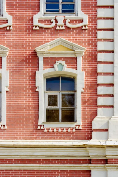 Stare zdobione okna — Zdjęcie stockowe