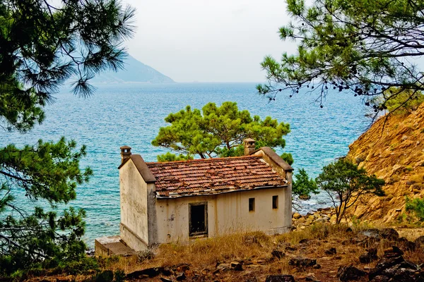 Casa velha na praia — Fotografia de Stock