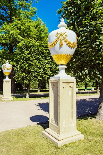 Jarrones ornamentales en el jardín — Foto de Stock