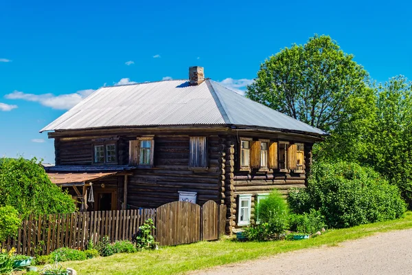 Ruské statku v obci — Stock fotografie