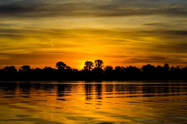 Rivier bij zonsondergang — Stockfoto