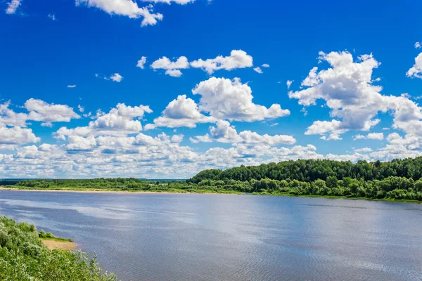 Výhledem na řeku Vjatku — Stock fotografie