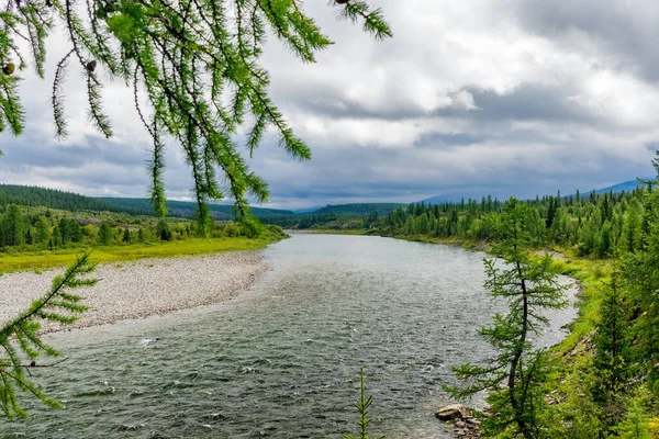 Río Claro Del Norte Que Fluye Entre Las Rocas Una — Foto de Stock