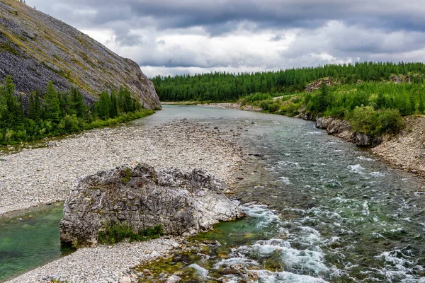 夏日在森林地区岩石间流过的一条清澈的北方河流 — 图库照片