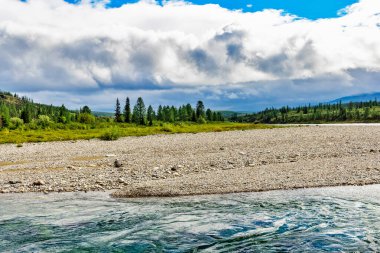 Bir yaz günü kayaların arasında akan berrak bir kuzey nehri.