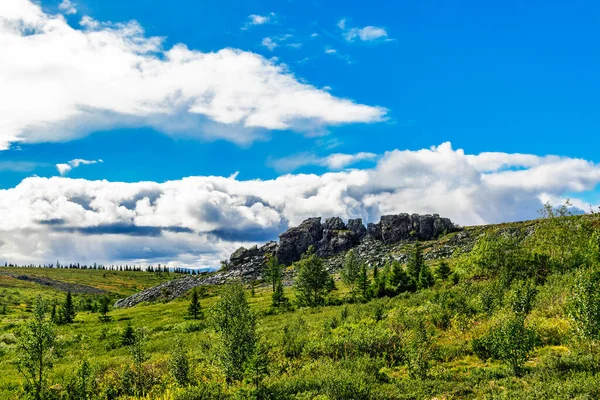 Green Meadow Ridge Gray Rocks Summer Day — Stock Photo, Image