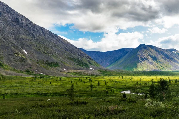 Bir Yaz Günü Subpolar Urallar Bir Dağ Vadisi Kayalık Dağlarla — Stok fotoğraf