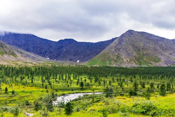 Lanskap Dengan Lembah Pegunungan Dan Pegunungan Berbatu Ural Subkutub Pada — Stok Foto