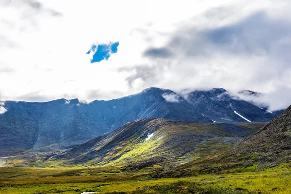 Paisaje Con Valle Montañoso Montañas Rocosas Los Urales Subpolares Día — Foto de Stock