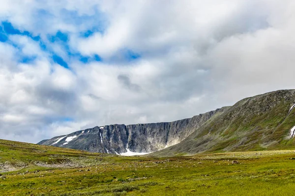 Paisaje Con Valle Montañoso Montañas Rocosas Los Urales Subpolares Día —  Fotos de Stock