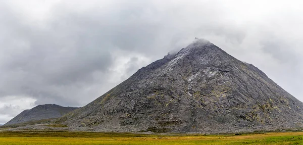 Högt Stenigt Berg Med Moln Toppen Mulen Sommardag — Stockfoto