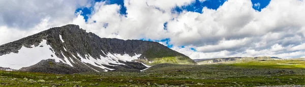 Cordillera Con Campos Nieve Los Urales Subpolares Día Verano —  Fotos de Stock