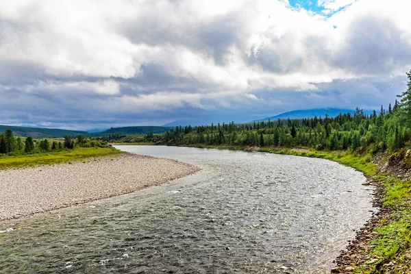 Sebuah Sungai Utara Yang Jelas Mengalir Antara Bebatuan Pada Hari — Stok Foto