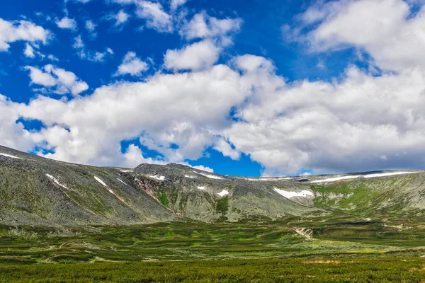 Vista Las Montañas Con Campos Nieve Los Urales Subpolares Día — Foto de Stock