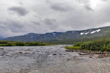 Yağmurlu bir yaz gününde Kutup altı Urallar 'daki akarsu ve dağ sıraları