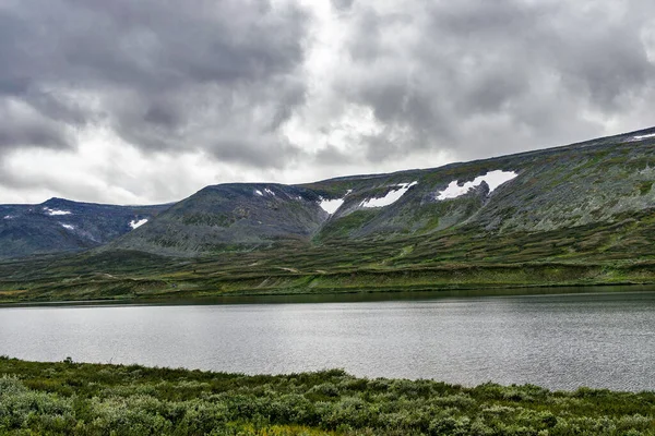 Jezioro Pasmo Górskie Ural Subpolarnych Deszczowy Letni Dzień — Zdjęcie stockowe