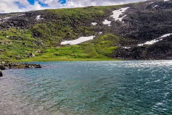 Lago Frío Las Montañas Los Urales Subpolares Día Verano — Foto de Stock