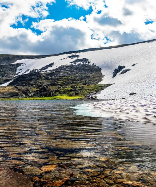 Lago Frío Las Montañas Los Urales Subpolares Día Verano — Foto de Stock