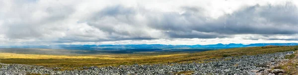 Vista Tundra Rocosa Taiga Distancia Los Urales Subpolares Día Lluvioso —  Fotos de Stock