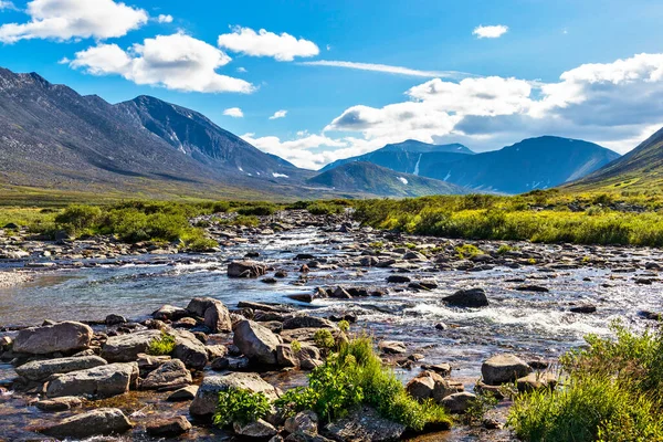 夏の日に亜熱帯ウラル山脈のストリームと山のピーク — ストック写真