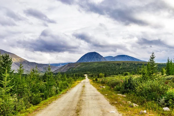 Estrada Terra Através Uma Floresta Coníferas Para Montanhas Nos Urais — Fotografia de Stock