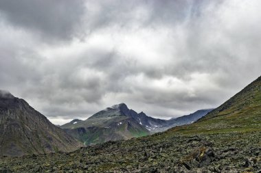Bulutların arasındaki dağ sırası Bulutların altındaki Urallar bulutlu bir günde